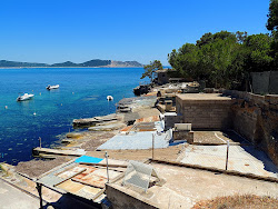 Photo de Playa Sa Caleta entouré de montagnes