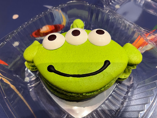 Alien Macarooooon

Almond Macaron with Blackberry 
& Lemon Curd Filling

$6.99