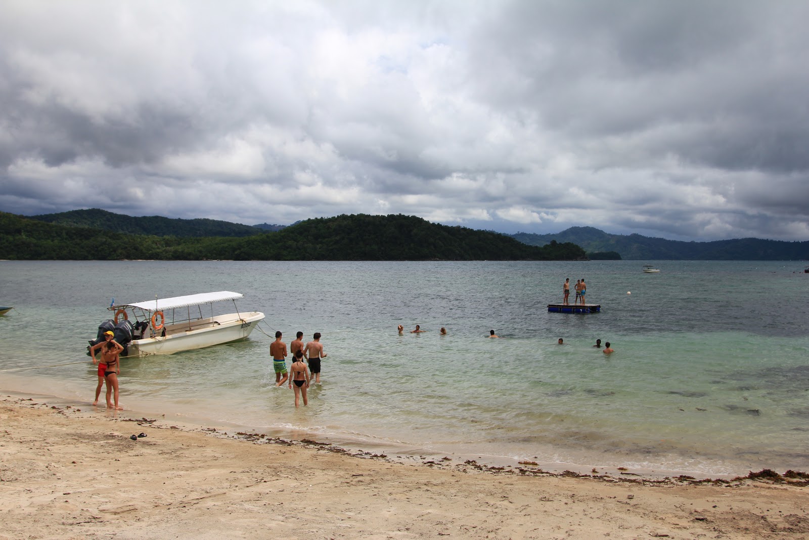 Fotografie cu Rang Bulan Beach - locul popular printre cunoscătorii de relaxare