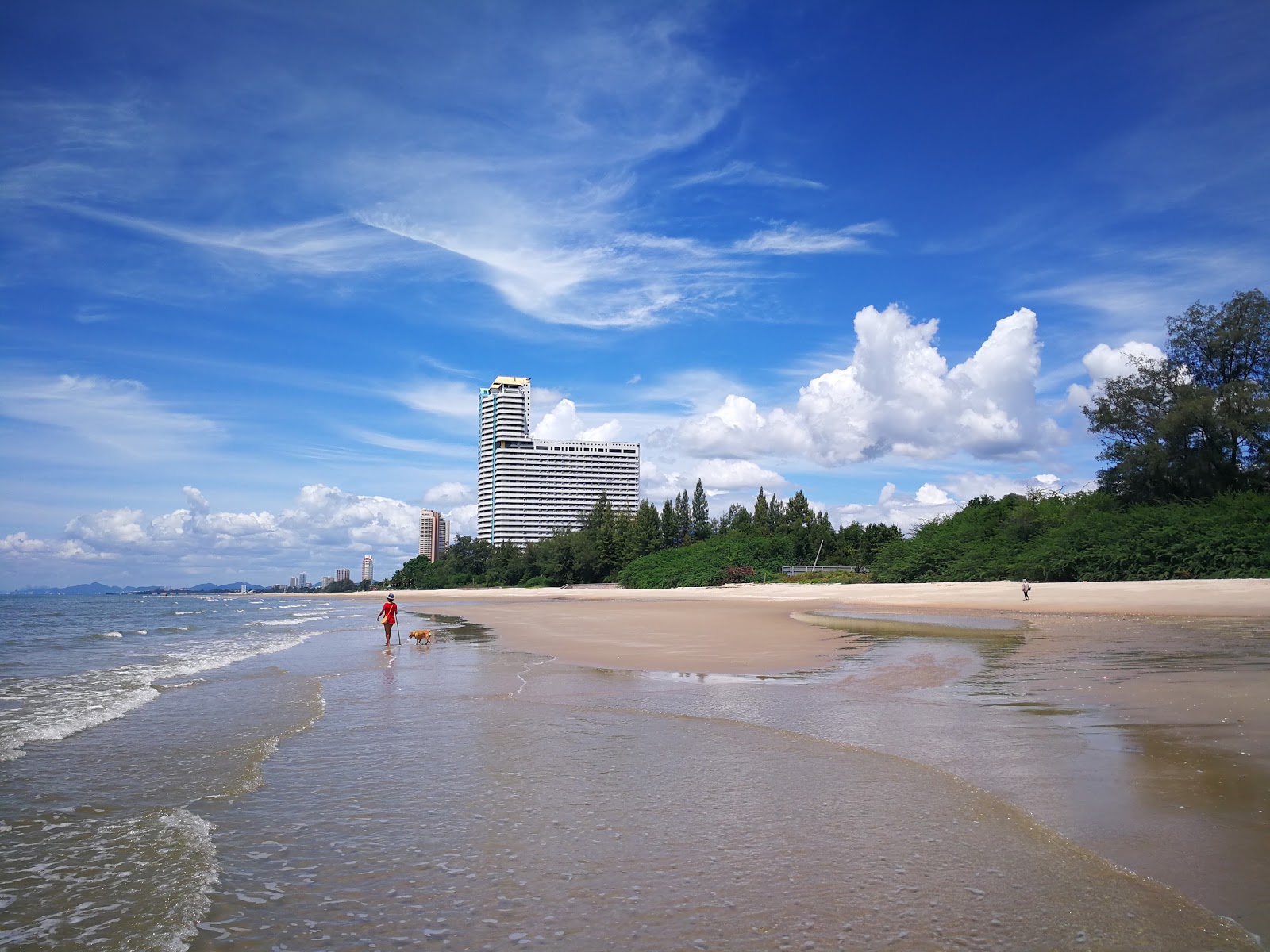 Foto van Cha-Am Beach met helder zand oppervlakte