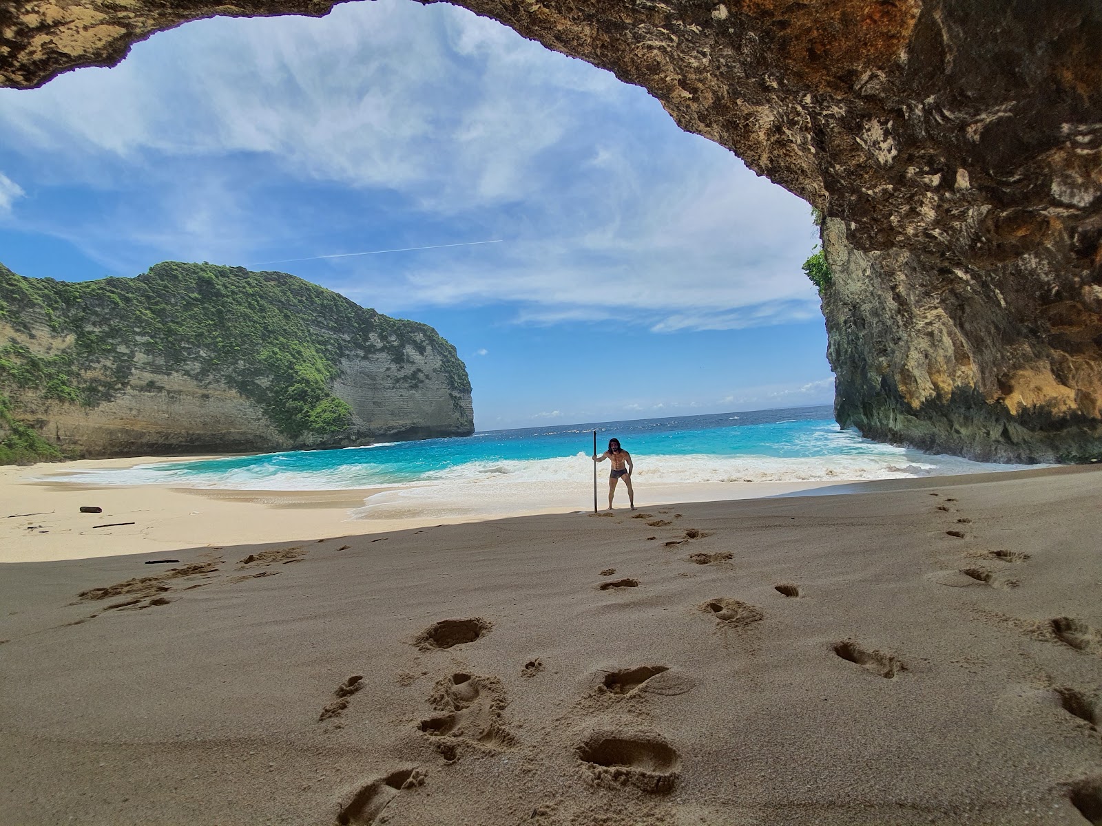 Foto de Playa Kelingking respaldado por acantilados