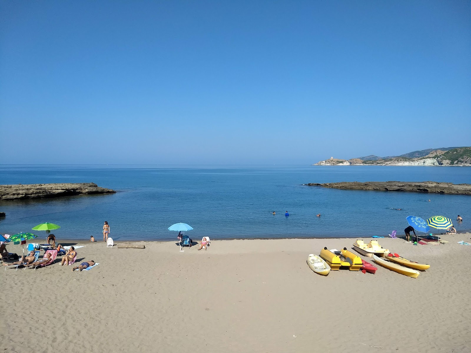 Spiaggia di S'Abba Druche'in fotoğrafı uçurumlarla desteklenmiş