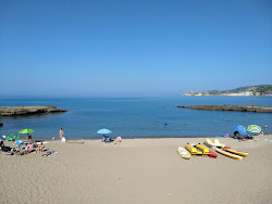 Spiaggia di S'Abba Druche'in fotoğrafı uçurumlarla desteklenmiş