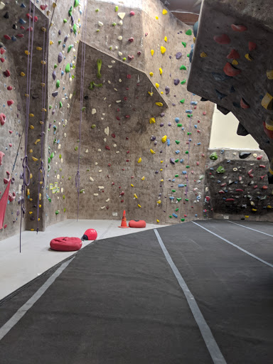 Rock Climbing Gym «Hangar 18 Indoor Climbing Gym - East Riverside», reviews and photos, 2111 Iowa Ave, Riverside, CA 92507, USA