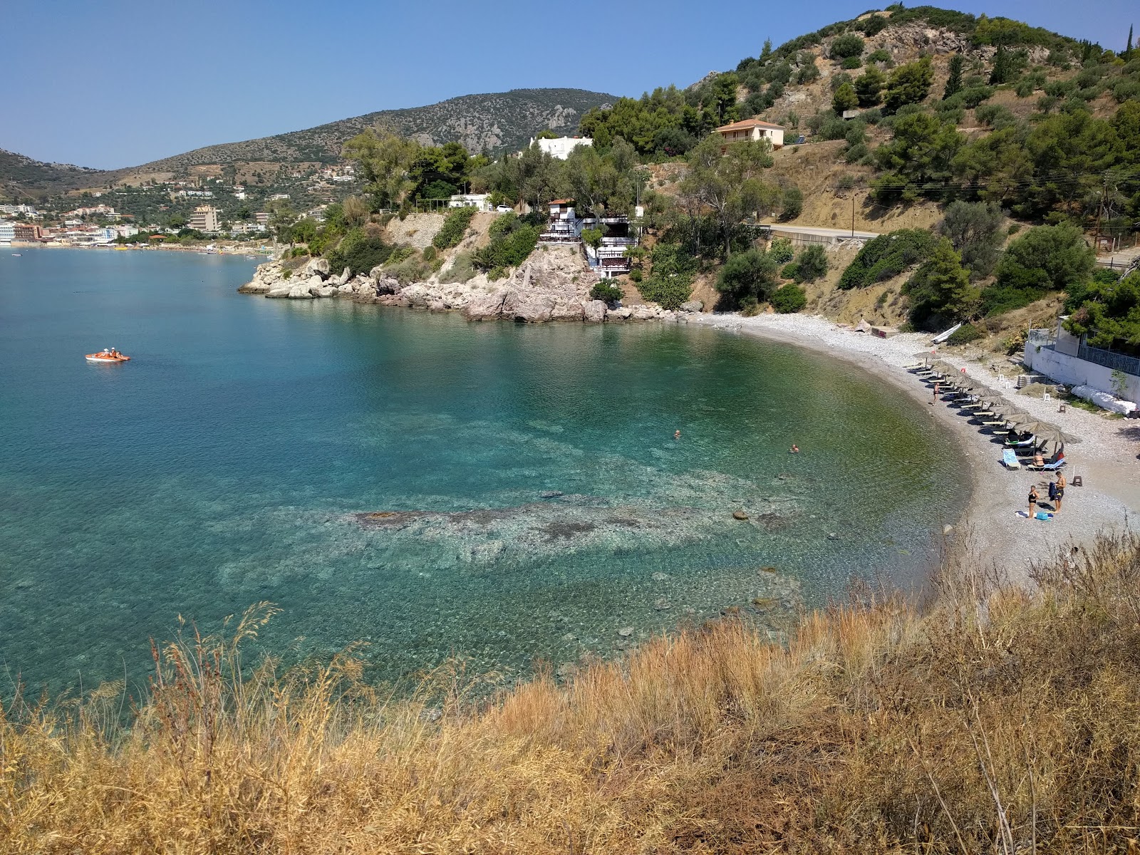 Asini mikri beach'in fotoğrafı küçük koy ile birlikte