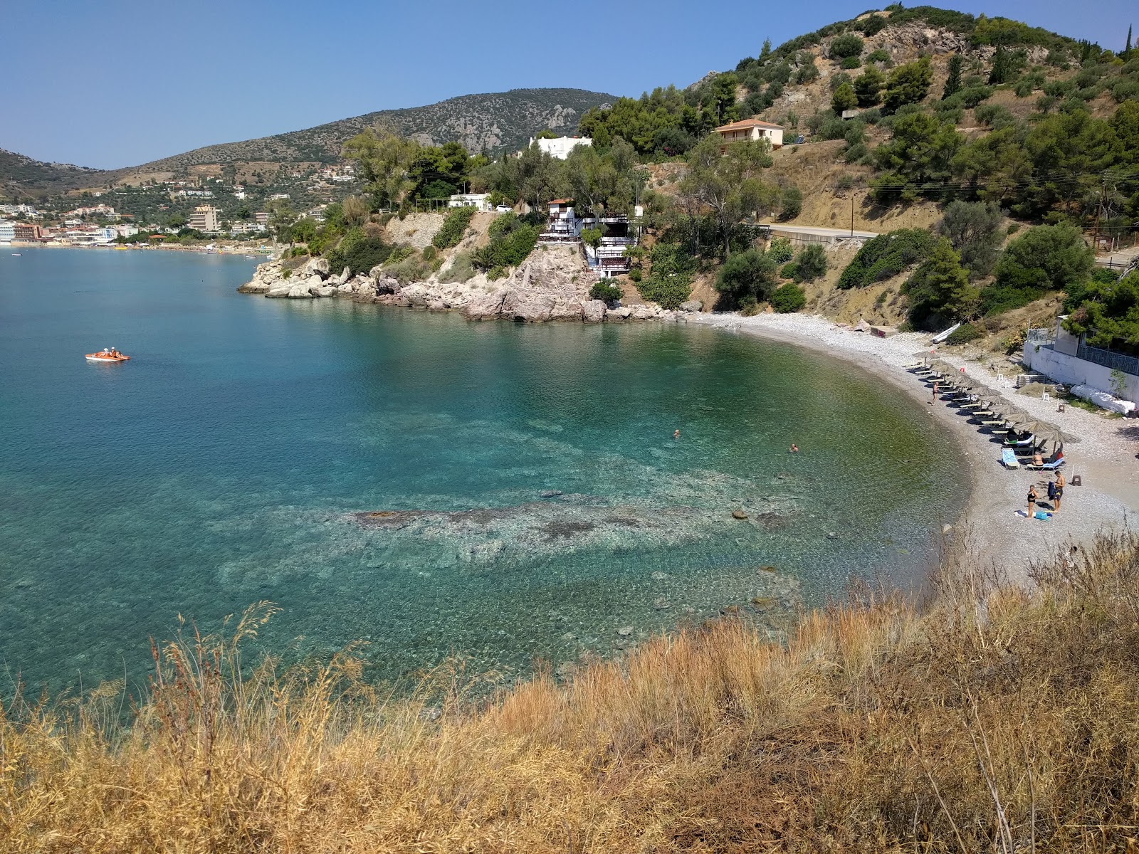 Photo de Asini mikri beach avec l'eau cristalline de surface