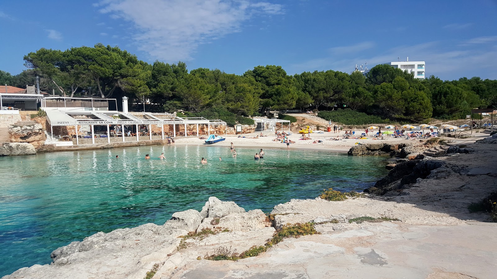 Foto von Playa Cala Blanca mit feiner beiger sand Oberfläche