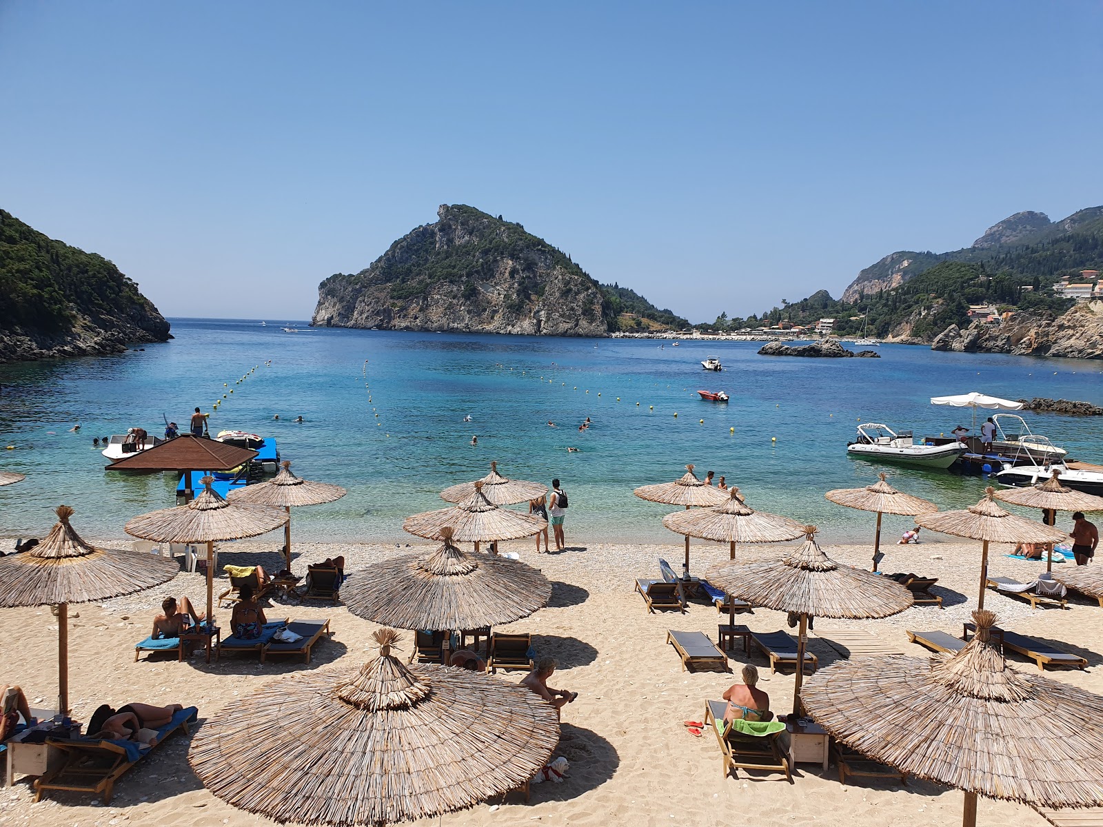 Foto de Playa de Agia Triada y su hermoso paisaje