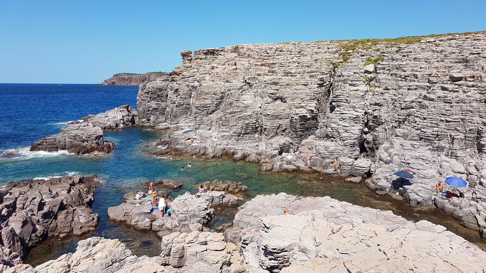 Scogliera La Conca的照片 带有岩石覆盖表面