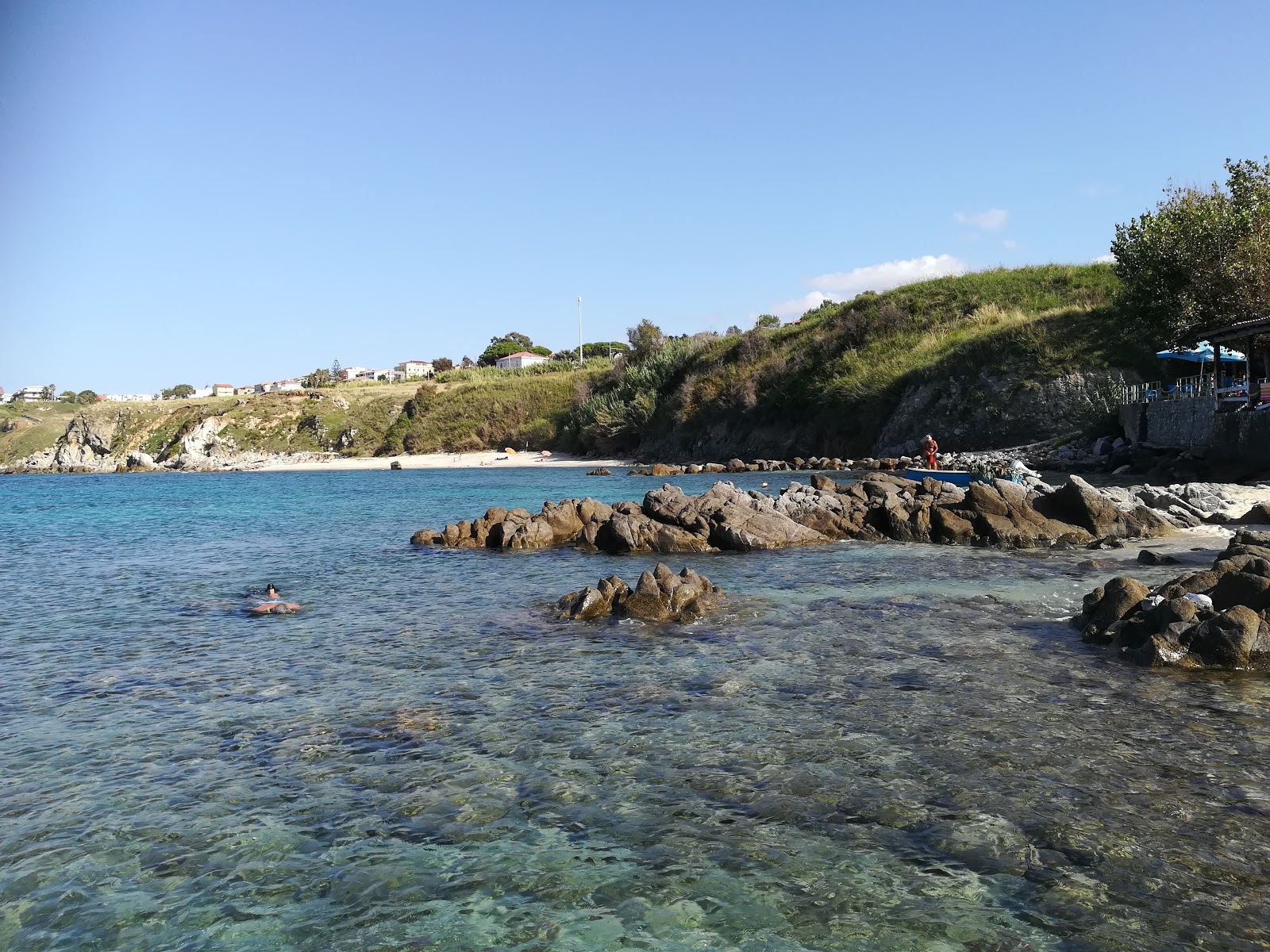 Scoglio la Vrace beach'in fotoğrafı mavi sular yüzey ile