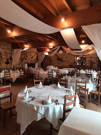Atmosphère du Restaurant français Grange de la Croix du Roc à Saint-Pantaléon-de-Larche - n°11