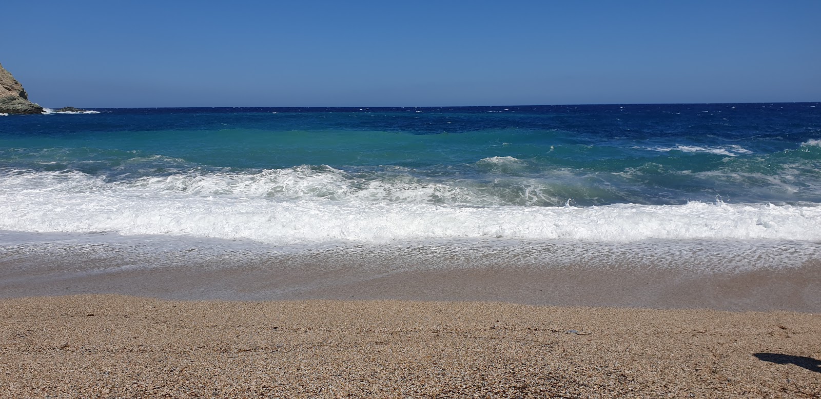 Foto de Giannitsi beach - lugar popular entre os apreciadores de relaxamento