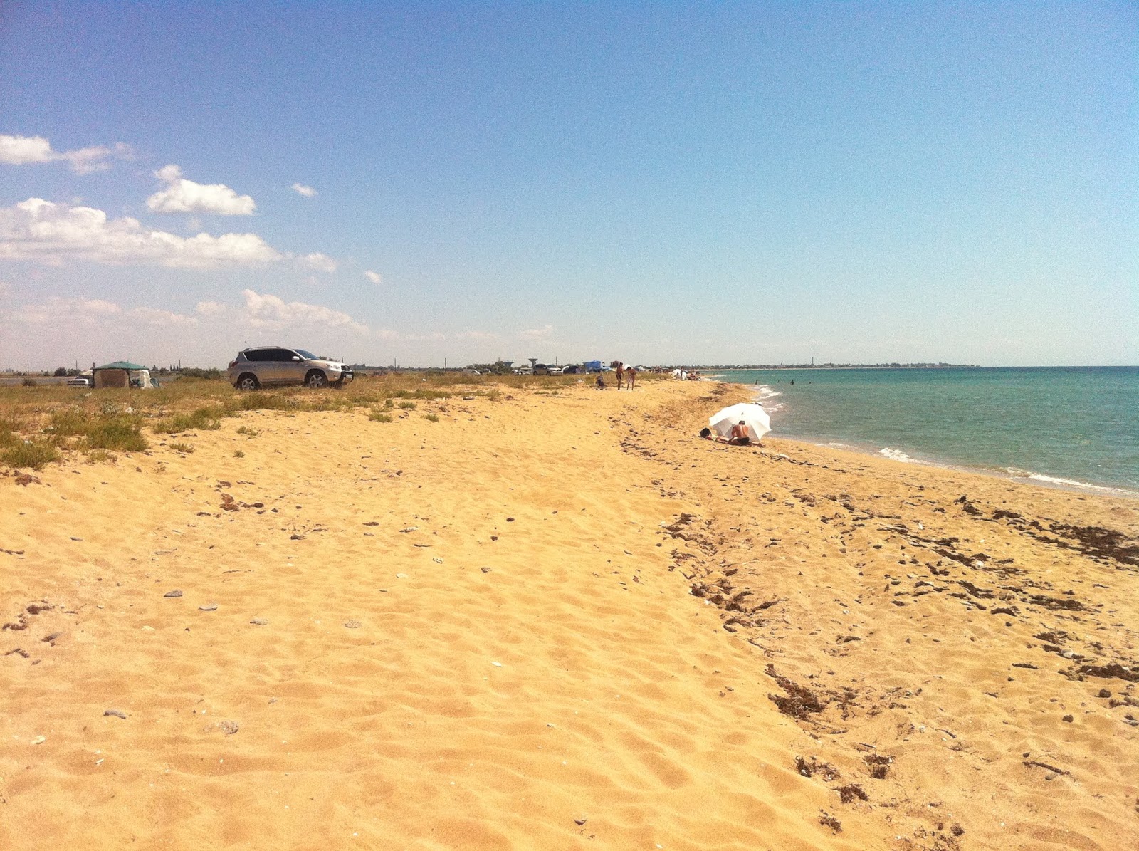 Zaozernoe beach IV的照片 带有碧绿色纯水表面