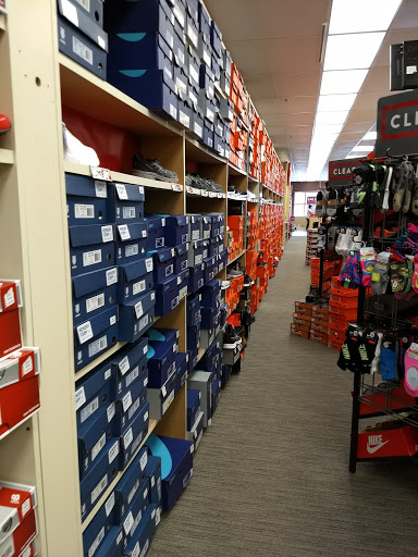 Shoe Store «Famous Footwear», reviews and photos, 211 NE Englewood Rd, Kansas City, MO 64118, USA