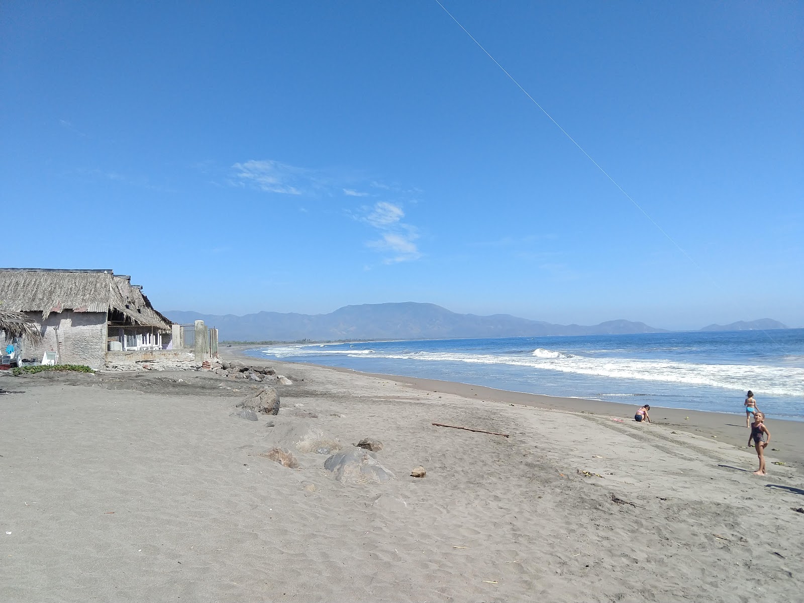 Foto av La Boca de Apiza Beach med fin brun sand yta