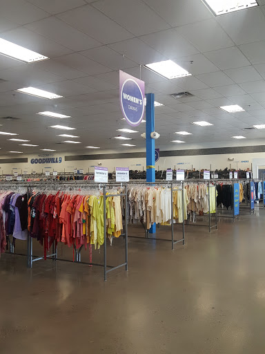 Thrift Store «35th Ave & Southern Goodwill Retail Store & Donation Center», reviews and photos, 3636 W Southern Ave, Phoenix, AZ 85041, USA