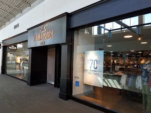 Clothing Store «Hollister Co. Outlet», reviews and photos, 651 Kapkowski Rd, Elizabeth, NJ 07201, USA