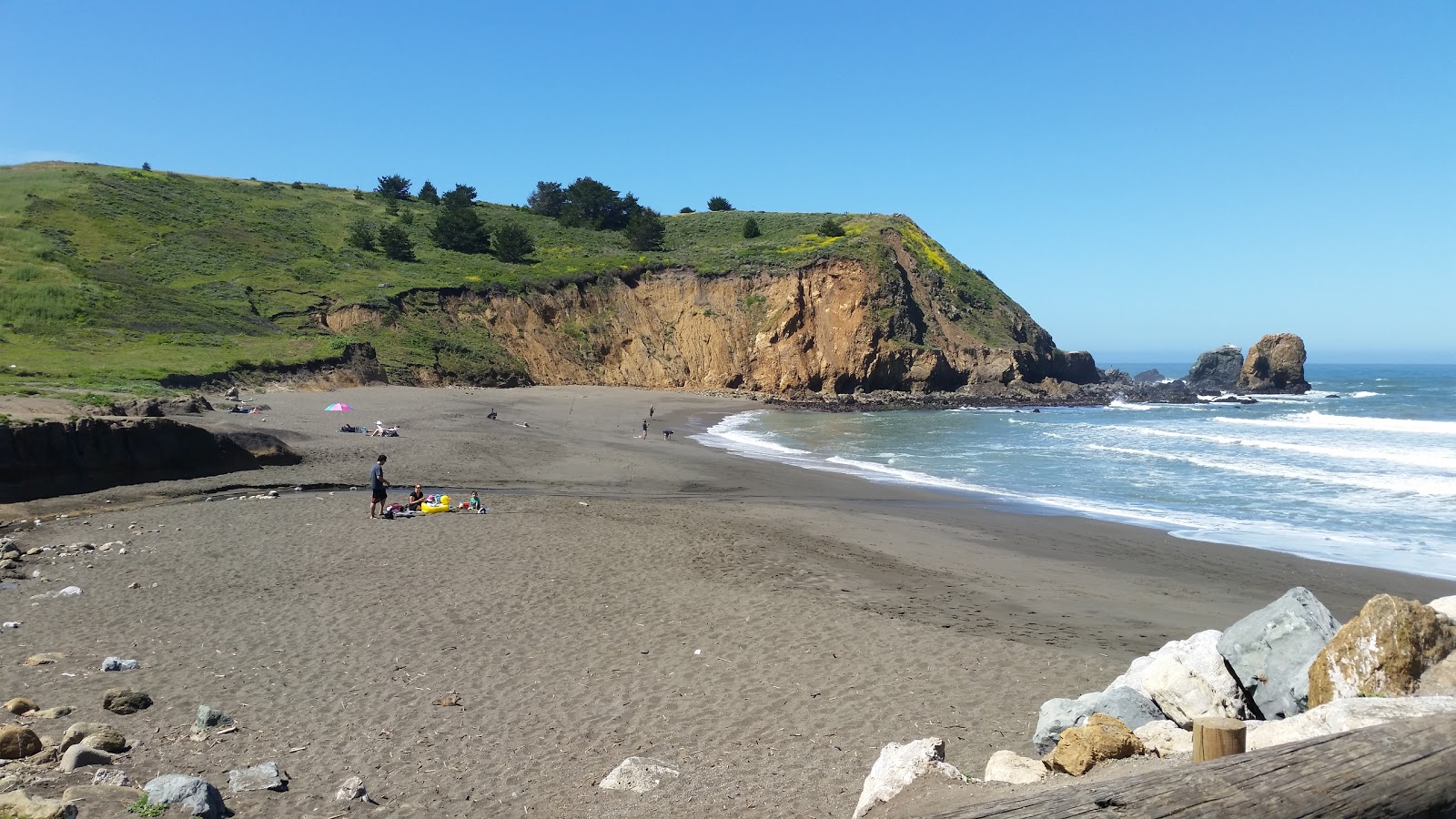 Foto van Rockaway Beach met beige zand oppervlakte