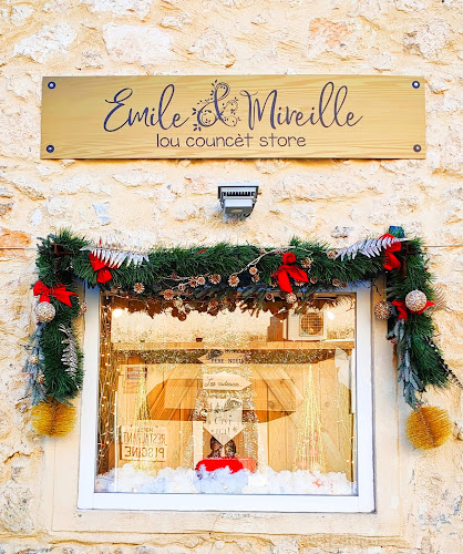 Émile & Mireille Lou councèt store à Maussane-les-Alpilles