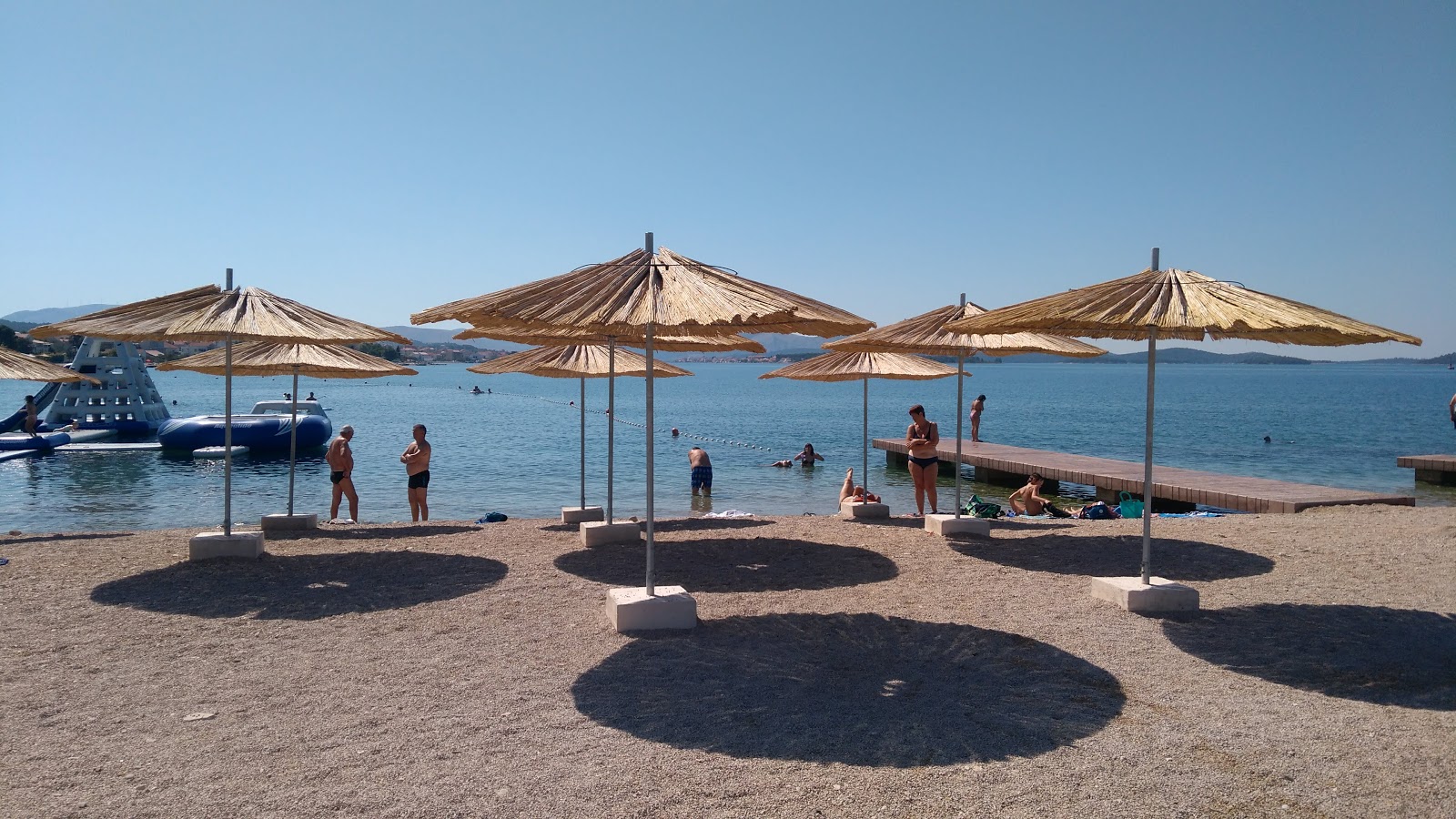 Foto de Rezaliste beach con agua cristalina superficie