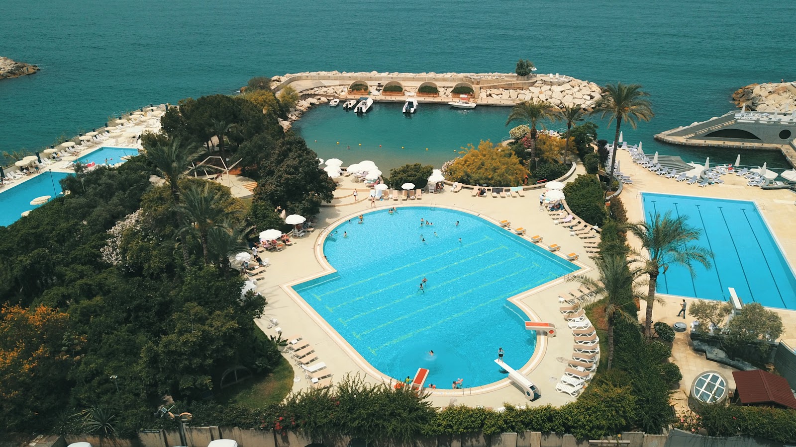 Fotografie cu Blue Beach cu o suprafață de nisip beige