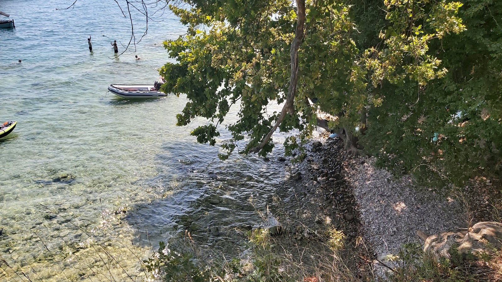 Valokuva Spiaggia della Roccaista. ympäröity vuorilla