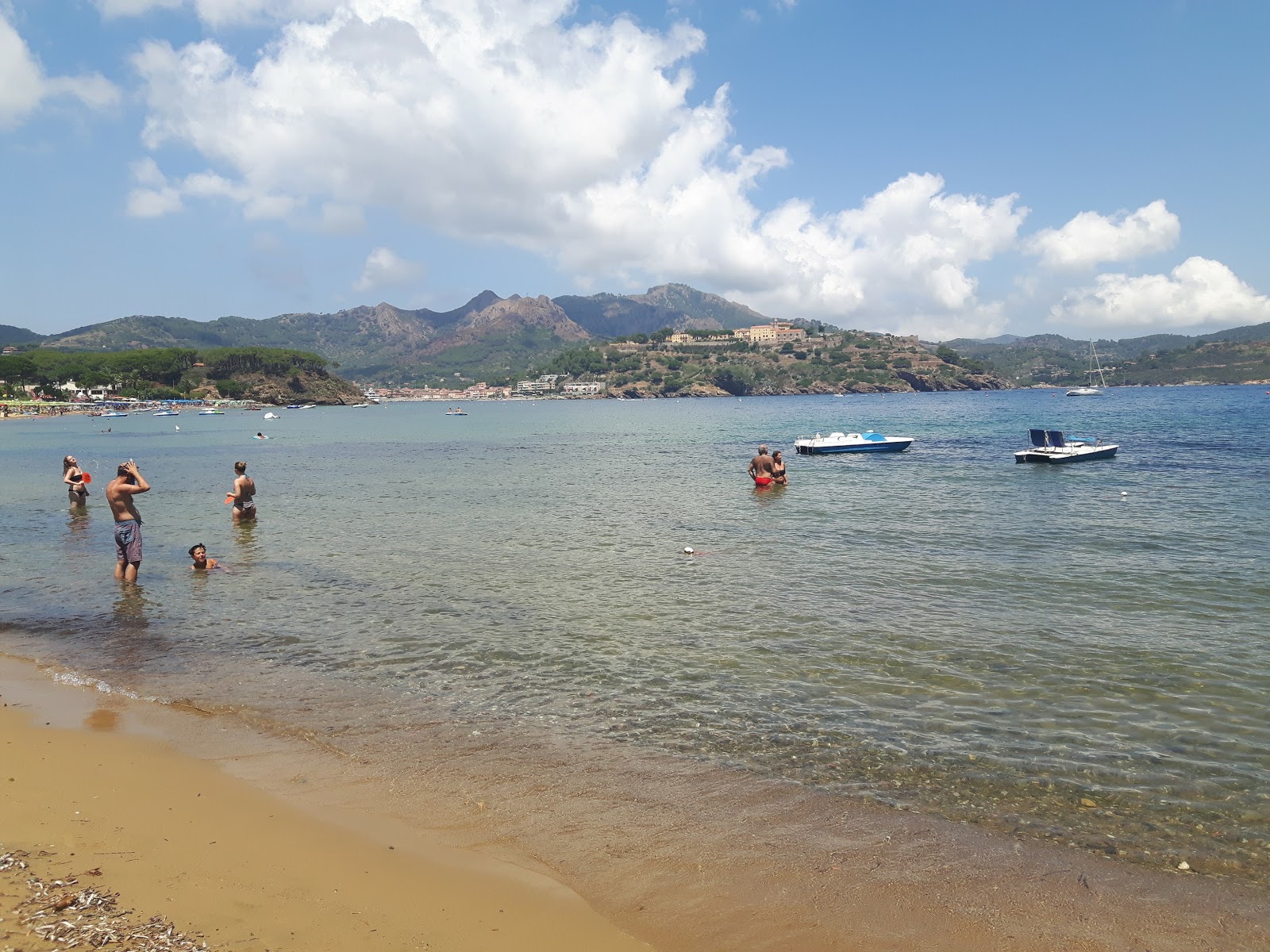Spiaggia di Naregno'in fotoğrafı - Çocuklu aile gezginleri için önerilir