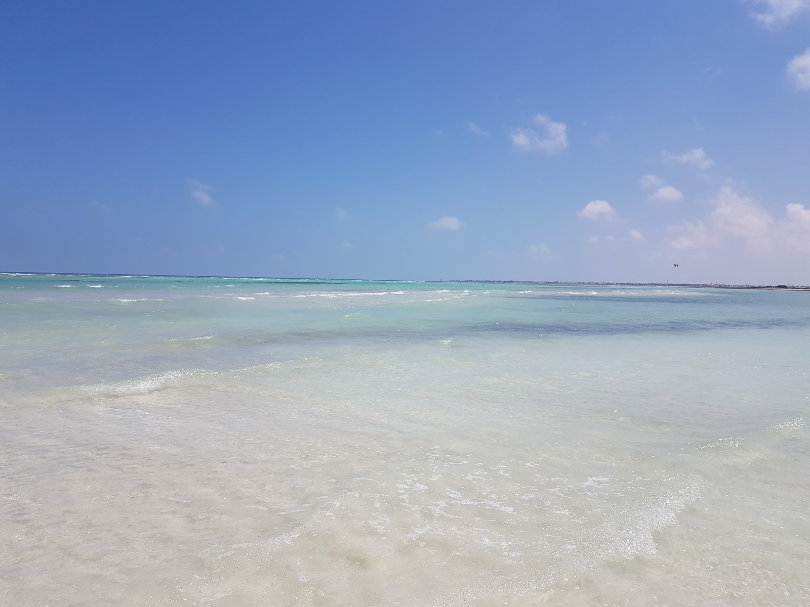 Foto de Hessi Jerbi beach com areia branca superfície