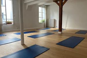 Yoga Paris Centre, Nathalie Mlekuz, Enseignante De Yoga Et De Yoga Prénatal image