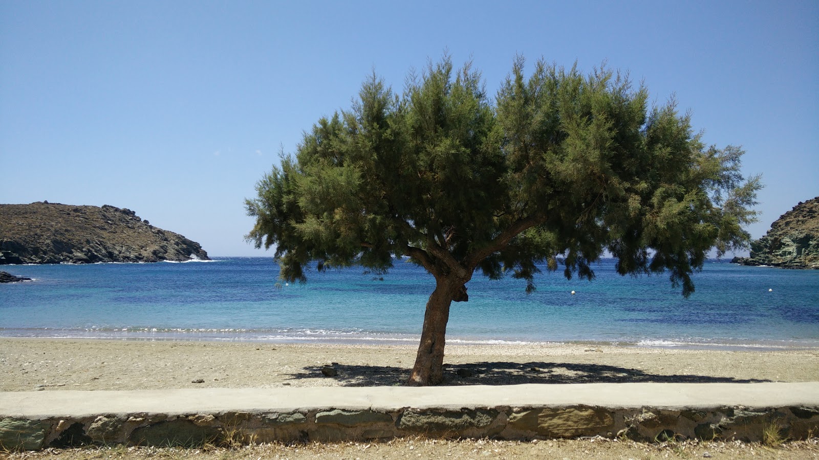 Foto di Vourni beach con una superficie del sabbia grigia