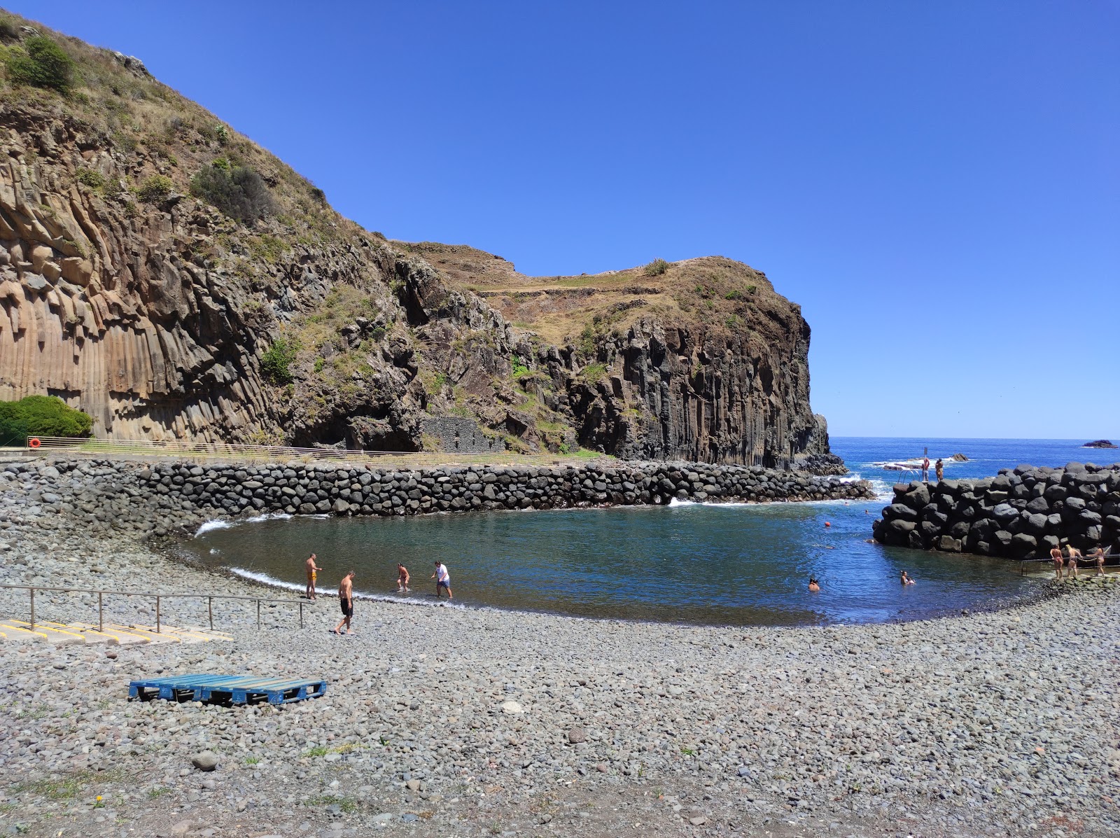 Foto di Complexo Balnear da Foz da Ribeira do Faial con una superficie del ciottoli grigi
