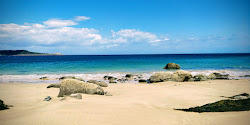Photo de La Pissotte Beach entouré de montagnes