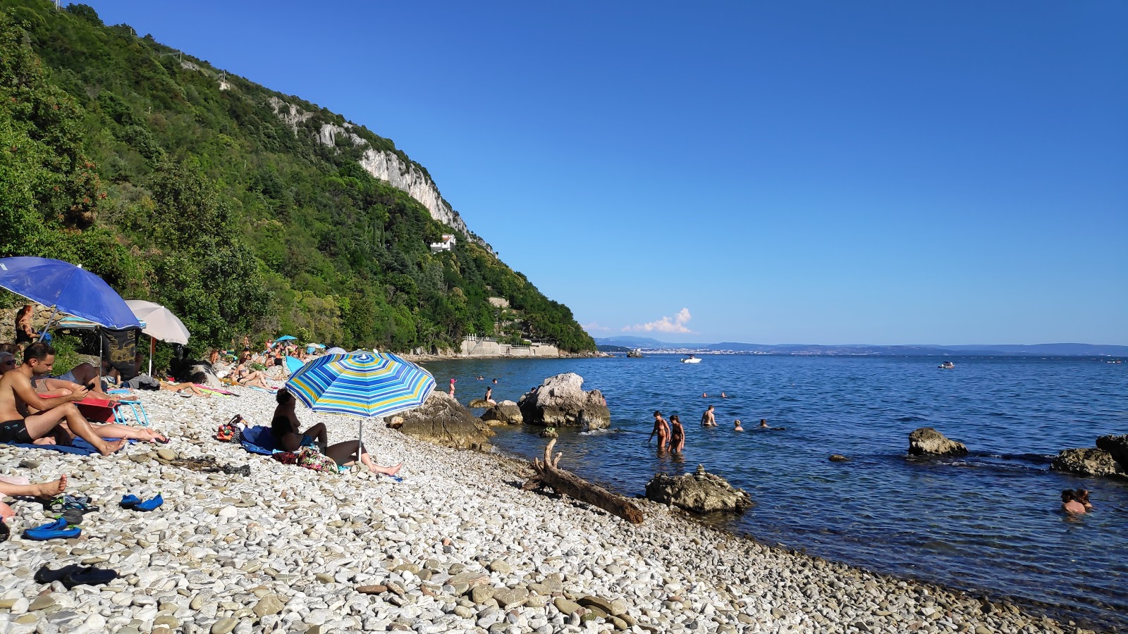 Zdjęcie Spiaggia Liburnia z powierzchnią kamienie