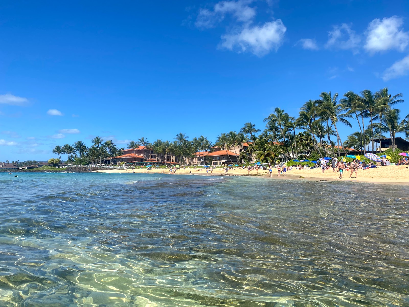 Foto de Playa de Poipu con agua cristalina superficie