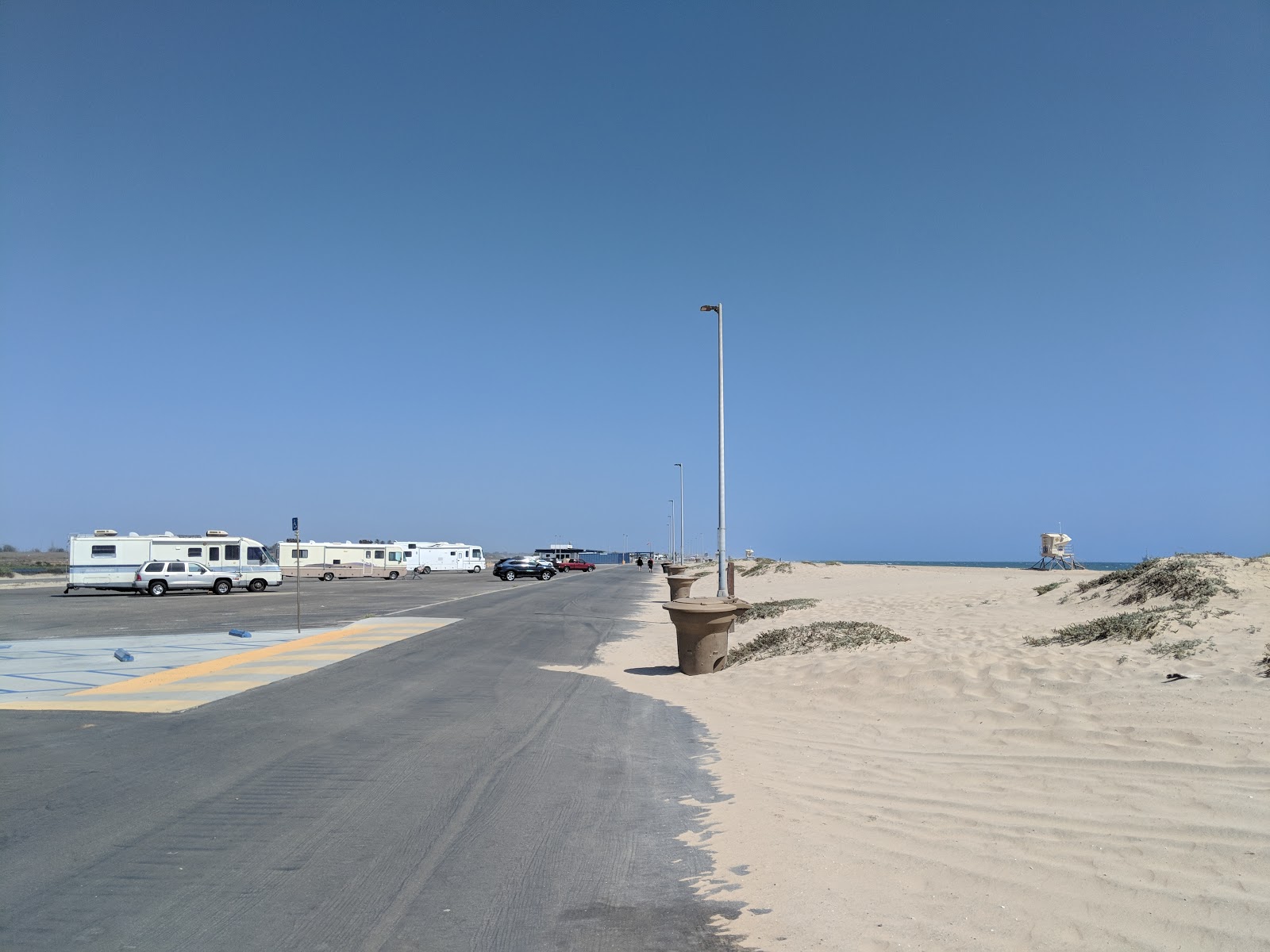 Fotografie cu Bolsa Chica Beach cu o suprafață de apa turcoaz