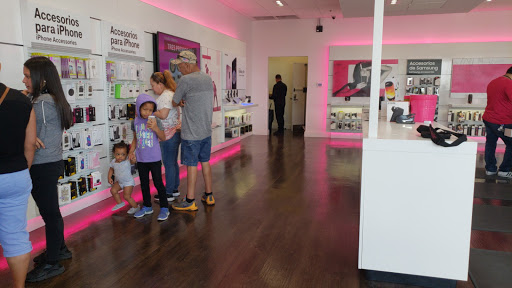 Cell Phone Store «T-Mobile», reviews and photos, 4390 I-30 Suite 100, Dallas, TX 75211, USA