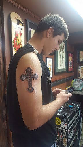 Tattoo Shop «Up In Arms Tattoos and Piercings», reviews and photos, 539 Carnot Rd, Moon, PA 15108, USA