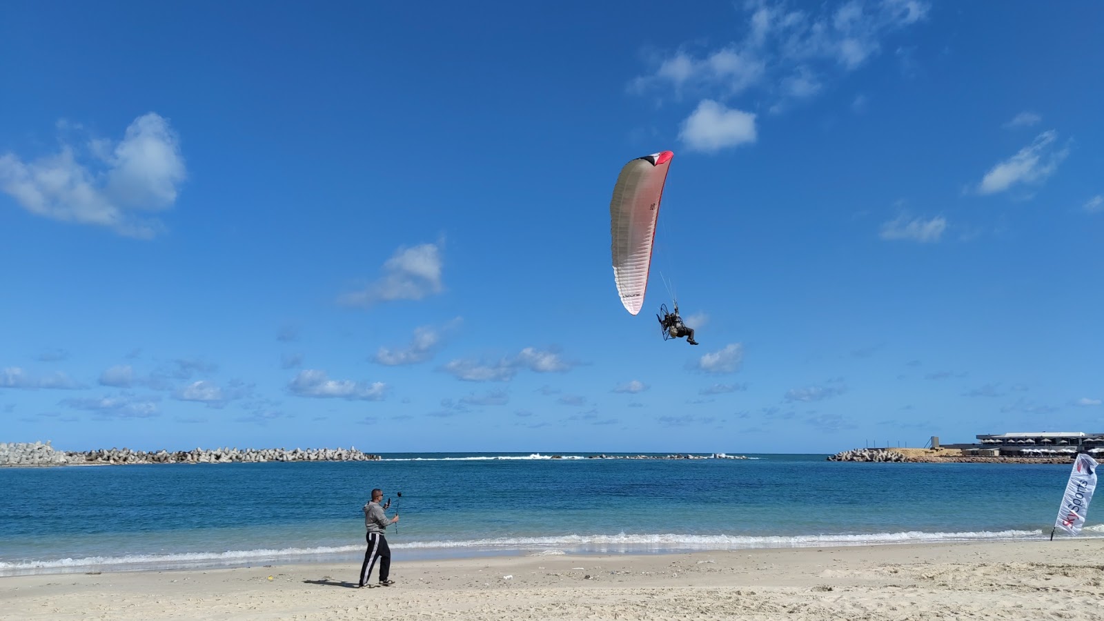 Φωτογραφία του Golden Jewel Beach με επίπεδο καθαριότητας πολύ καθαρό