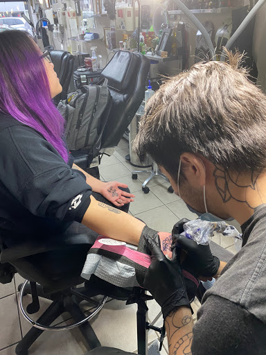 Tattoo Shop «Royal Flesh Tattoo and Piercing», reviews and photos, 4005 N Broadway St, Chicago, IL 60613, USA