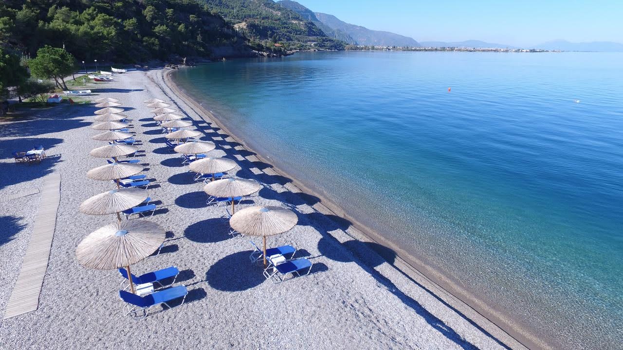 Foto van Paralia Pounta met blauw puur water oppervlakte