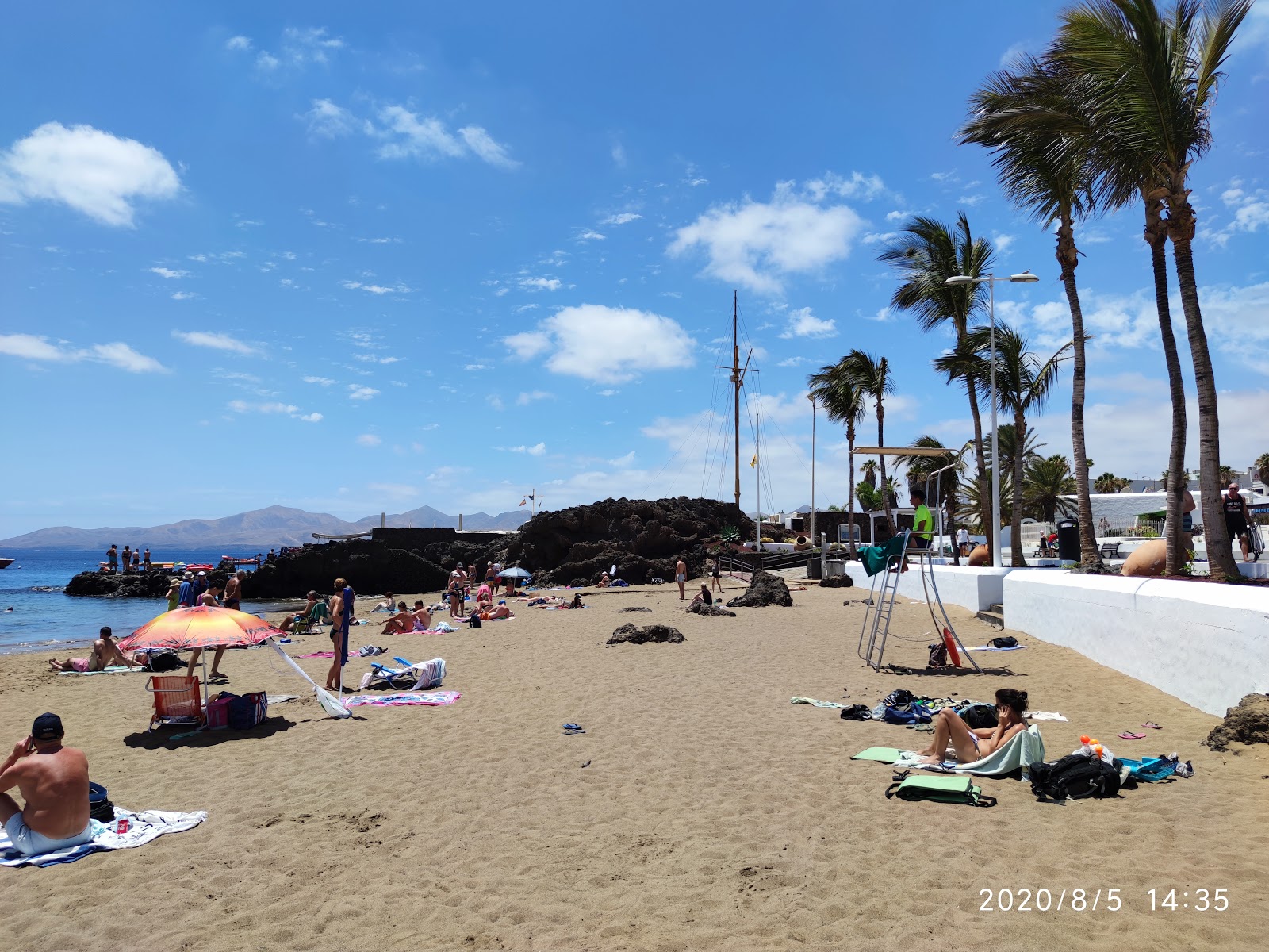 Foto von Playa Chica Strand mit gerader strand