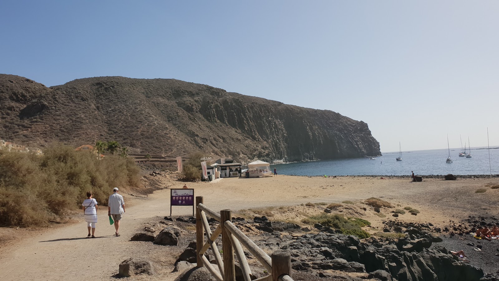 Foto von Playa De Los Hippies mit brauner sand & felsen Oberfläche