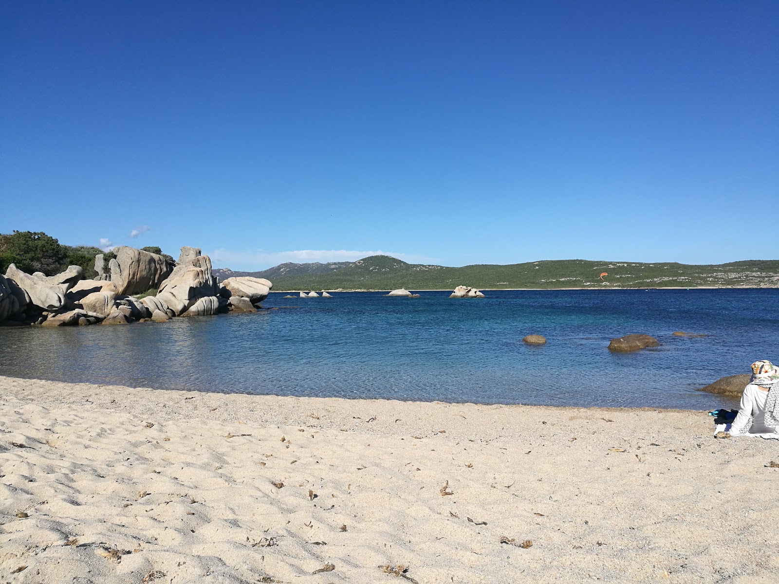 Fotografija Pianottoli-Caldarello z svetel pesek in kamni površino