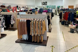 MIA fashion store image