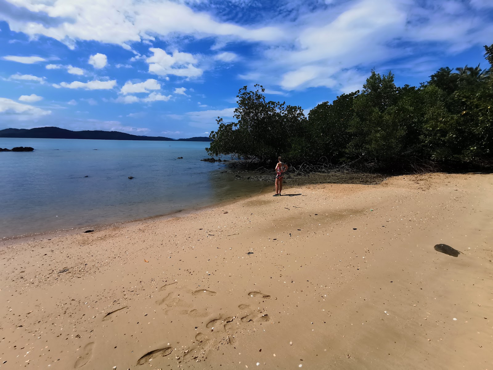 Foto av The Hideout Beach med rak strand