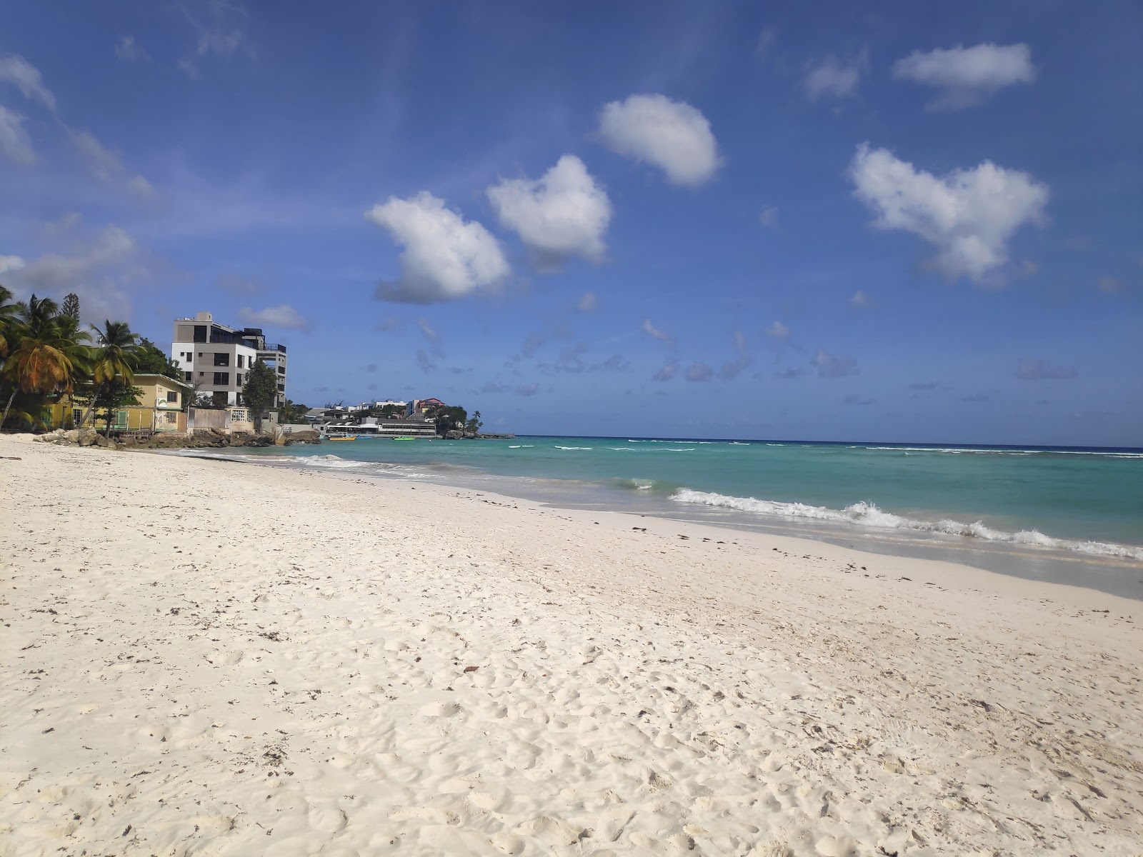 Crystal Waters beach'in fotoğrafı - rahatlamayı sevenler arasında popüler bir yer