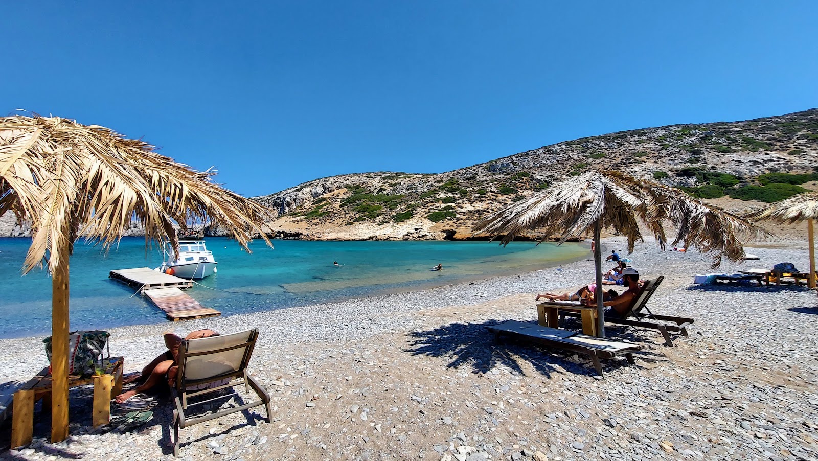 Foto di Kounoupa Beach con una superficie del sabbia grigia e ciottoli