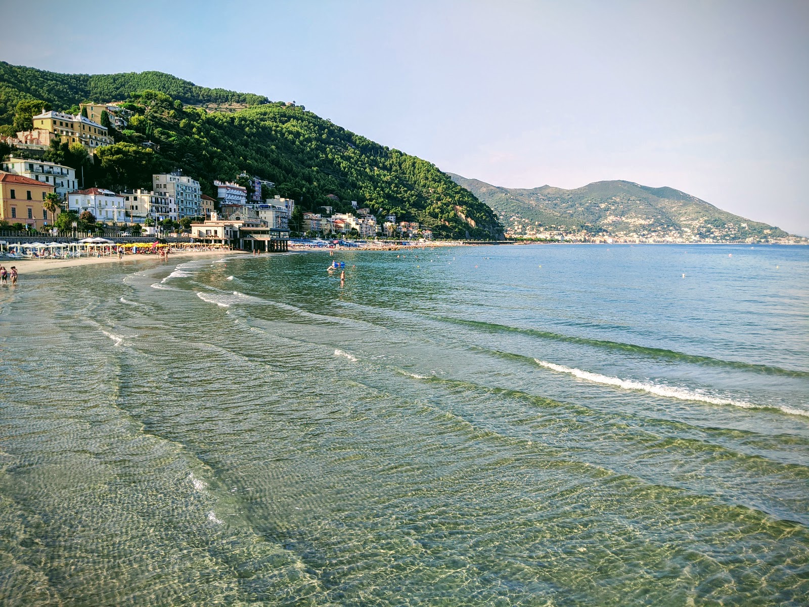 Fotografie cu Spiaggia di Laigueglia zonă de stațiune de pe plajă