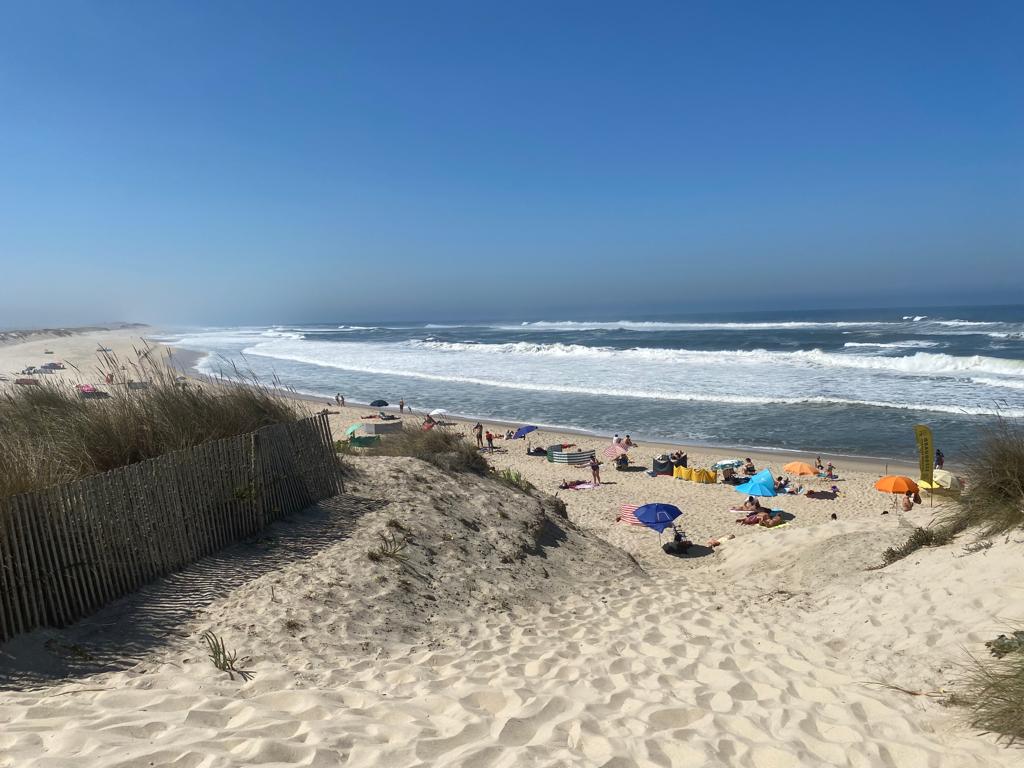 Praia do Poco da Cruz'in fotoğrafı düz ve uzun ile birlikte