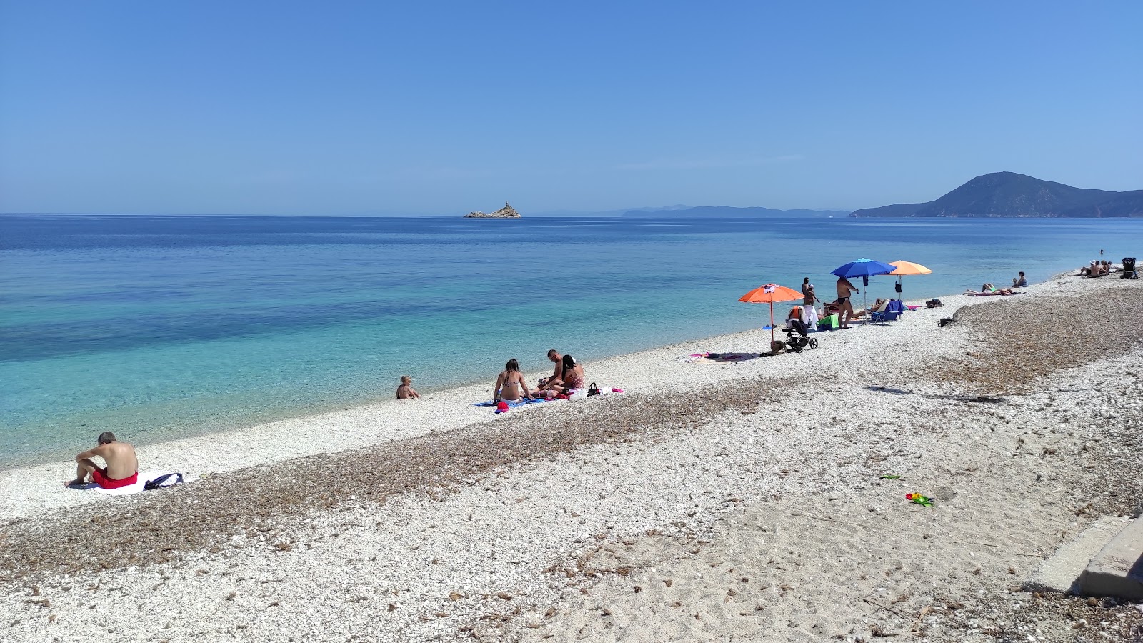 Foto van Spiaggia di Enfola met blauw puur water oppervlakte